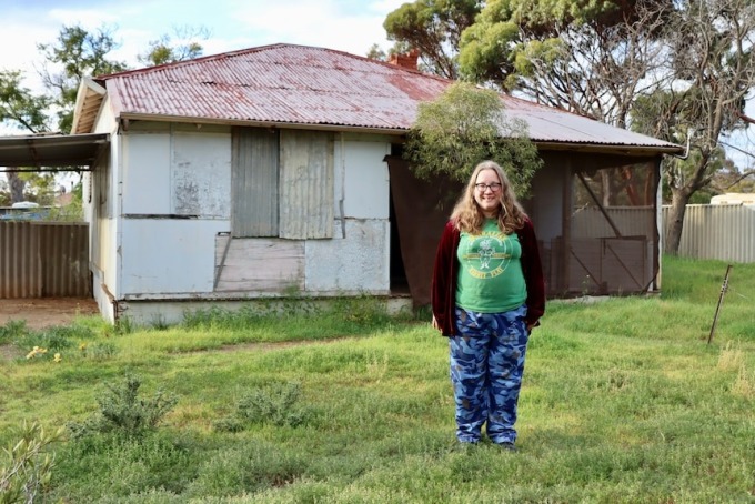 Alys devant sa maison à Norseman, une ville d'Australie occidentale. Photo : ABC