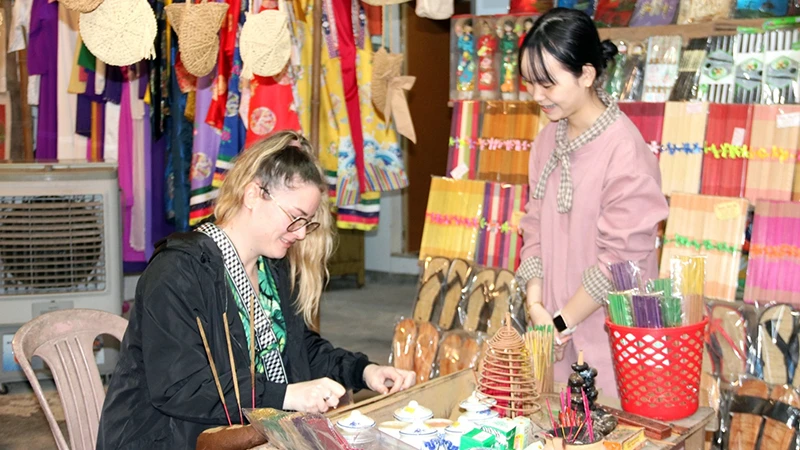 International visitors try making incense at Thuy Xuan incense village, Hue city.