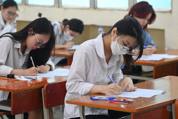 Les candidats passent l'examen de fin d'études secondaires au lycée Nguyen Trai, Ba Dinh, Hanoi, le matin du 28 juin. Photo : Giang Huy