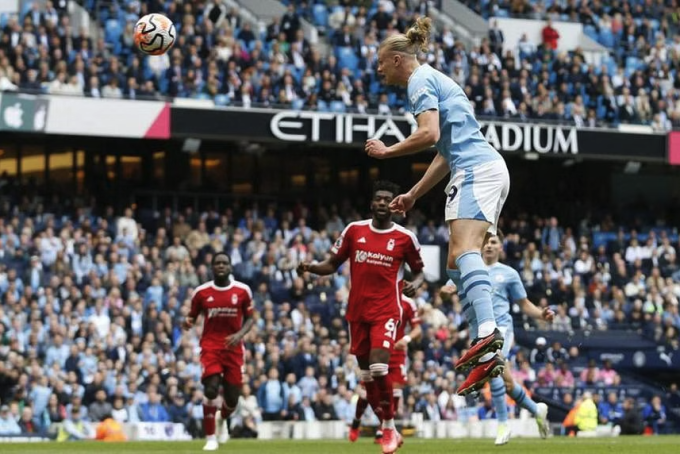 Haaland a dirigé le ballon de la tête, doublant l'écart pour Man City. Photo : Reuters