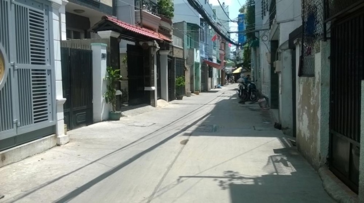 Houses in the alley still hold their value and attract many people's attention.