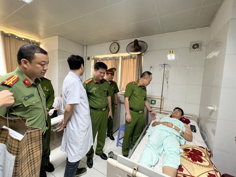 Can 2 phụ nữ đánh nhau, chiến sĩ công an bị đâm nhiều nhát - Ảnh 1.