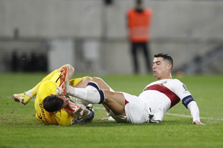 Ronaldo trat Dubravka ins Gesicht.