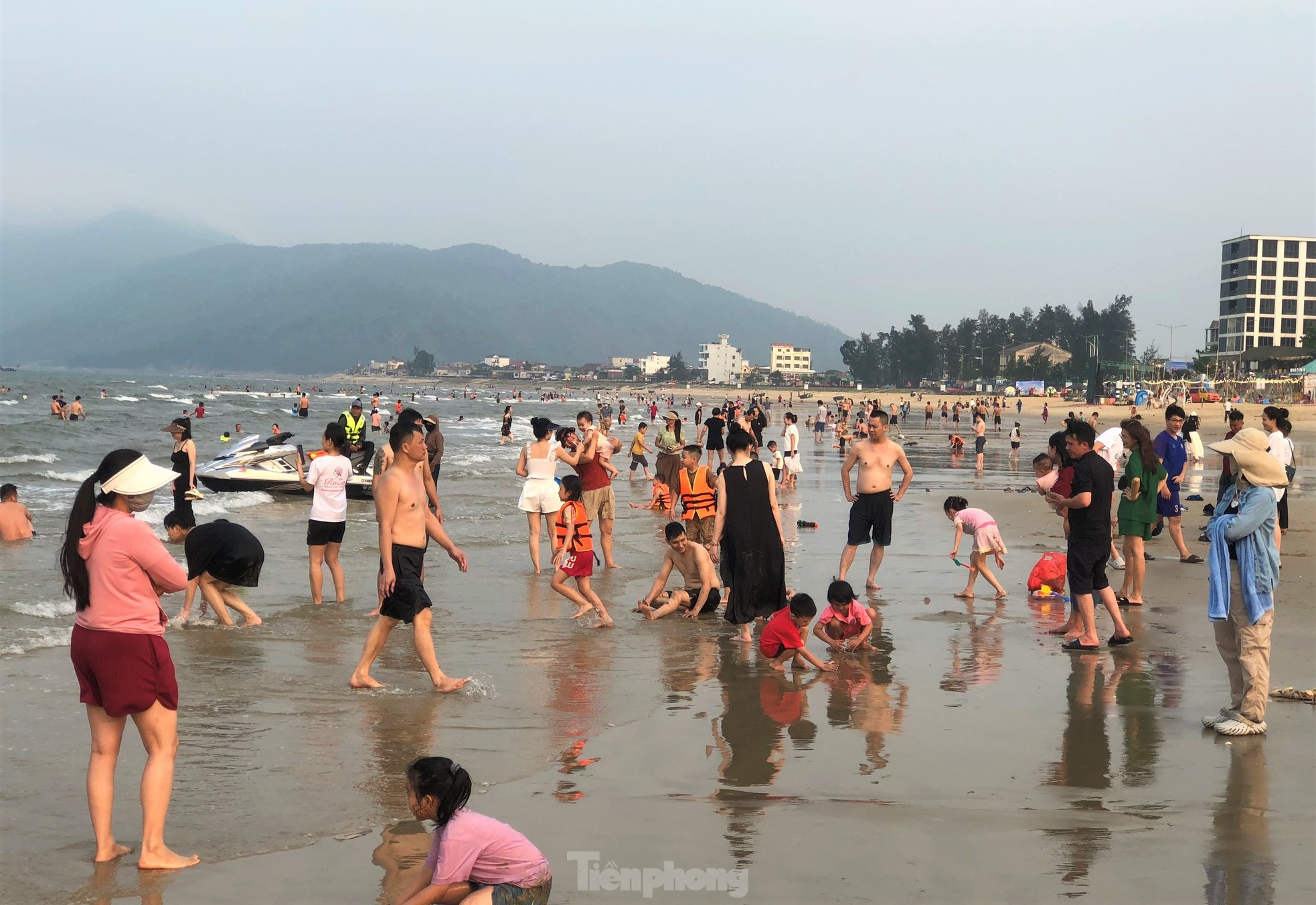 Les touristes viennent à la plage de Thien Cam pour se « rafraîchir » photo 4