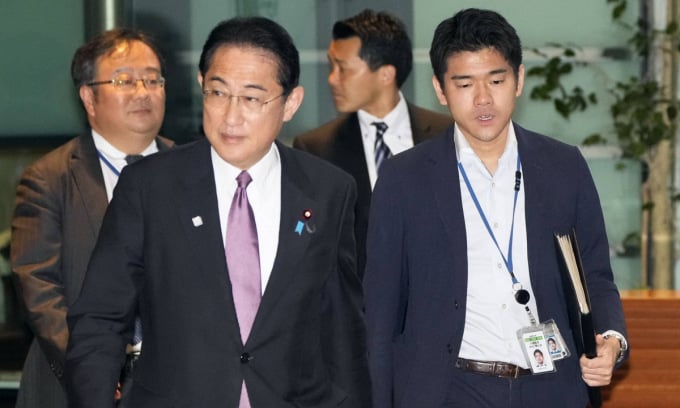 El primer ministro Fumio Kishida (izquierda) y su hijo Shotaro en la residencia del gobierno el 11 de mayo. Foto: Kyodo