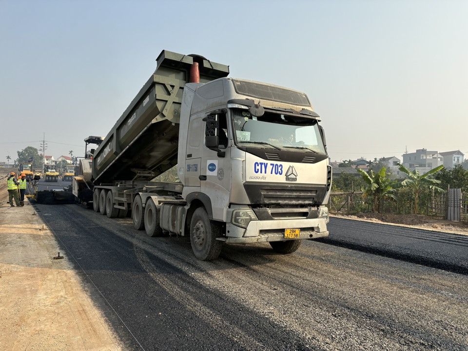 アスファルト舗装工事 Km15 (Huu Hong 堤防 - Dan Phuong) パッケージ 9 - 環状道路 4 - 首都圏。写真: タン・ルアン