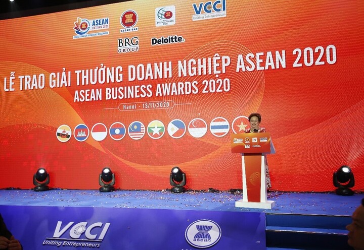 นางสาวเหงียน ทิ งา กล่าวสุนทรพจน์ในฐานะประธานพิธีมอบรางวัล ASEAN Business Awards (ABA) ประจำปี 2020