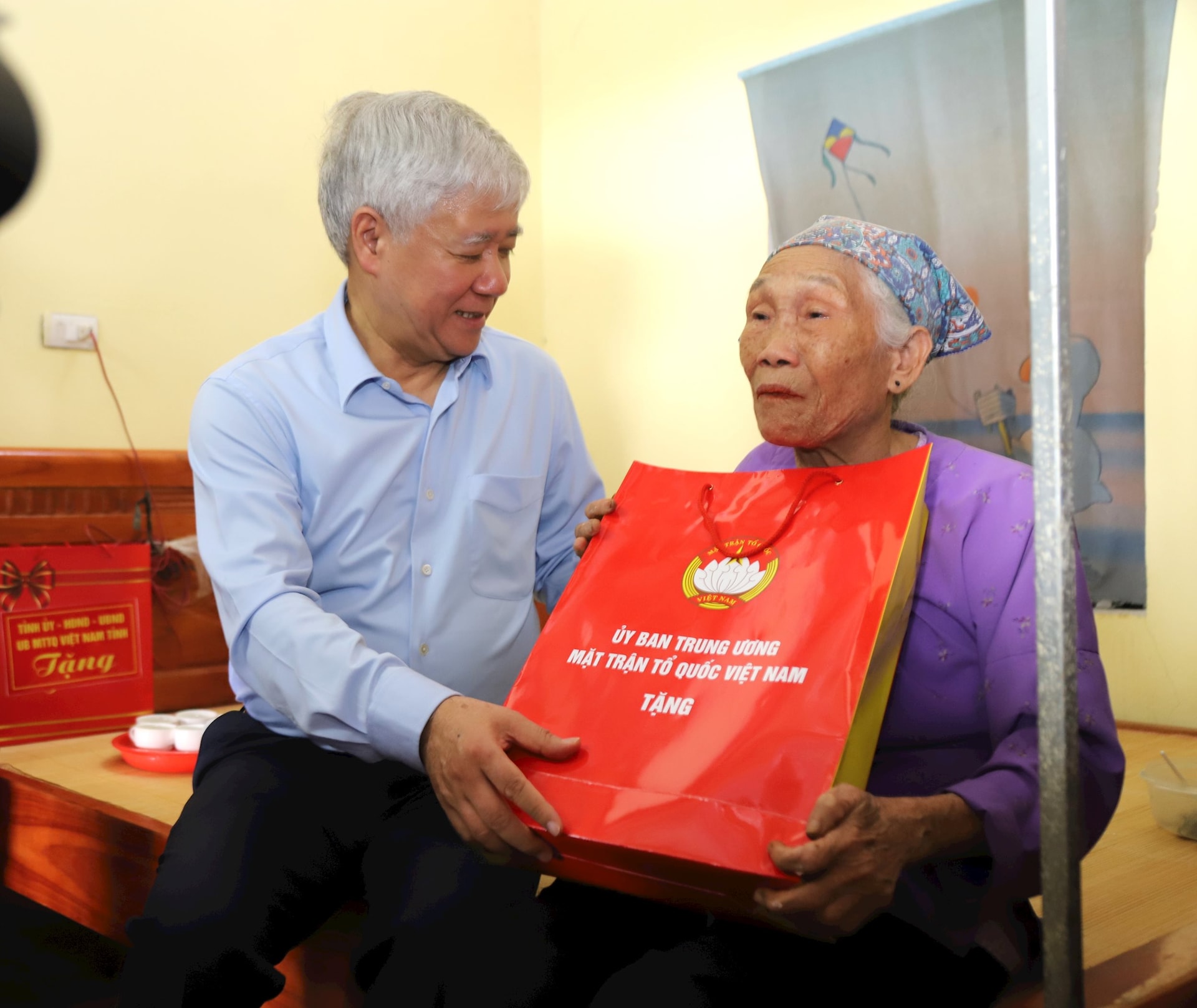 El presidente Do Van Chien visitó, animó y le entregó regalos a la Sra. Nguyen Thi Nho en la aldea de Ha Linh, comuna de Dinh Cao. La Sra. Nho es de una familia pobre y vive sola.