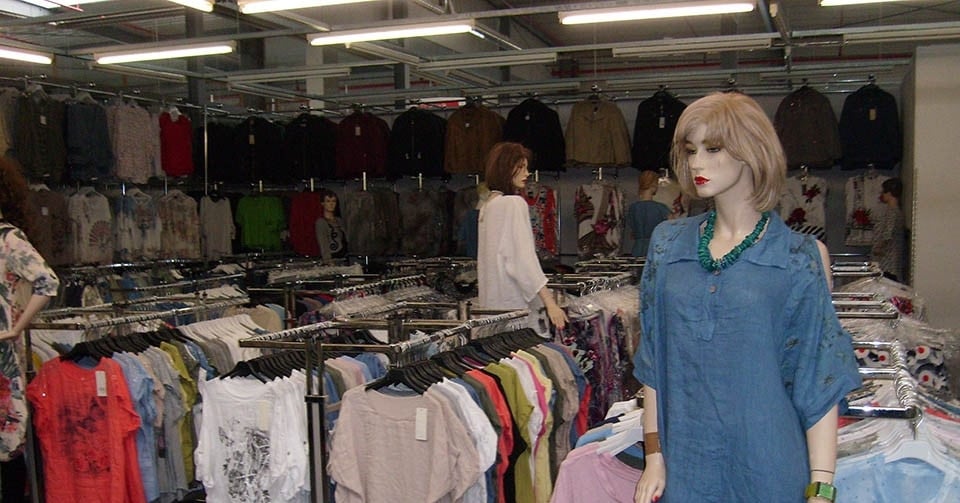 Visiting Dong Xuan market in Germany, Vietnamese tourists laugh at the selling style