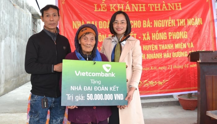 ធនាគារ Vietcombank សម្ពោធផ្ទះជាច្រើនខ្នង ប្រគល់ជូនជនក្រីក្រ ឱ្យមានជីវភាពសុខសាន្ត បុណ្យតេត