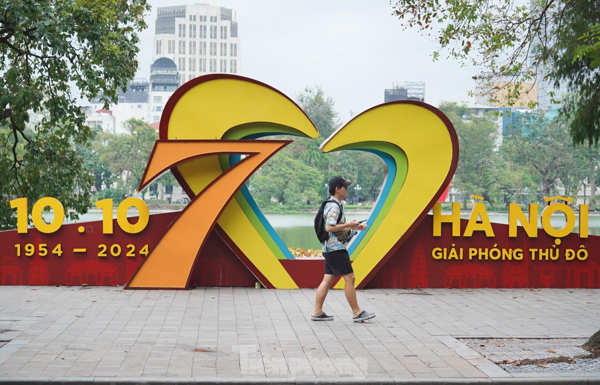 Tourists enjoy the first cold wind of the season in Hanoi photo 1