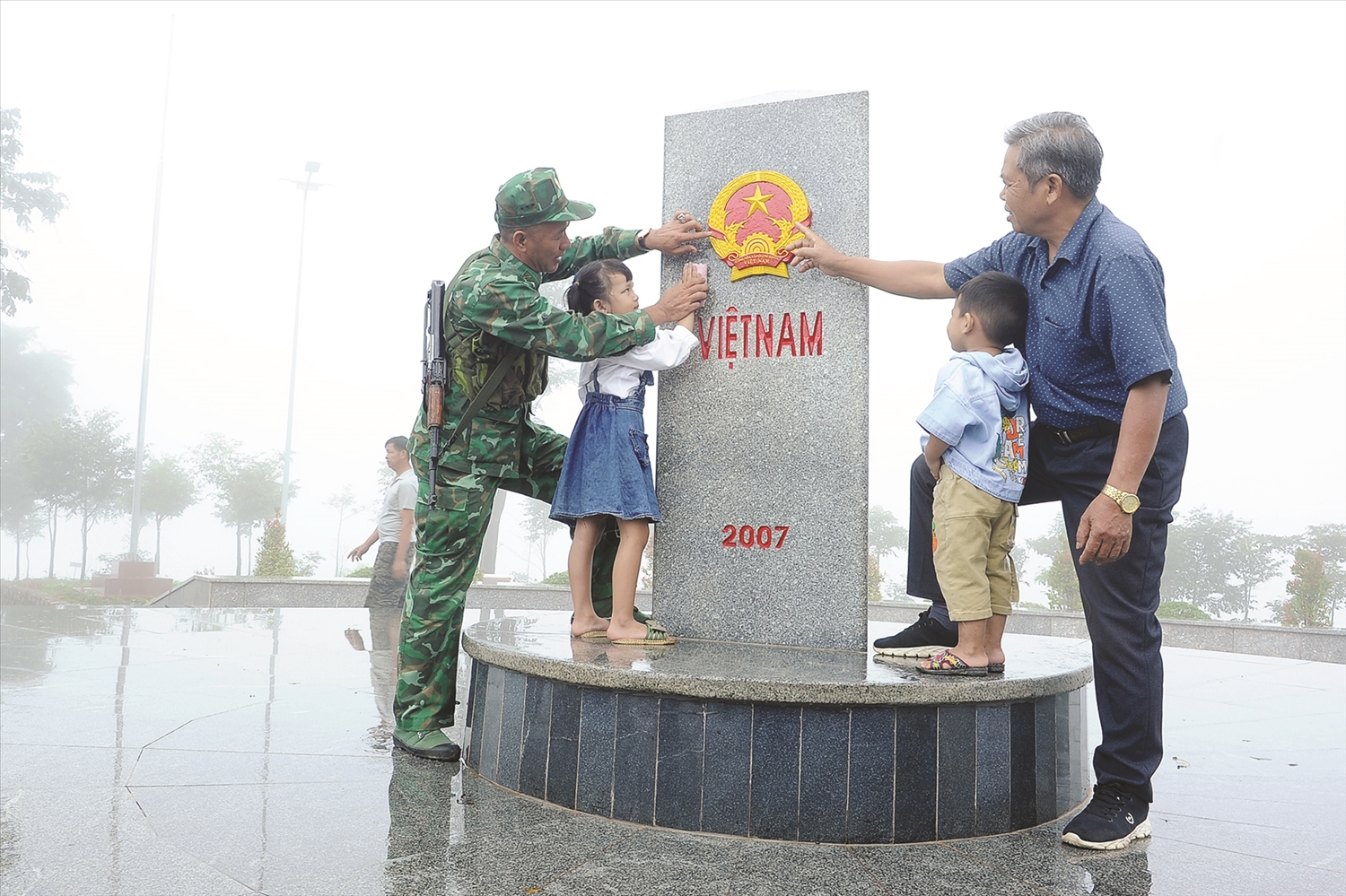 Đến cột mốc biên giới nhằm giáo dục cho thế hệ trẻ biết nâng niu, gìn giữ bờ cõi thiêng liêng của Tổ quốc.