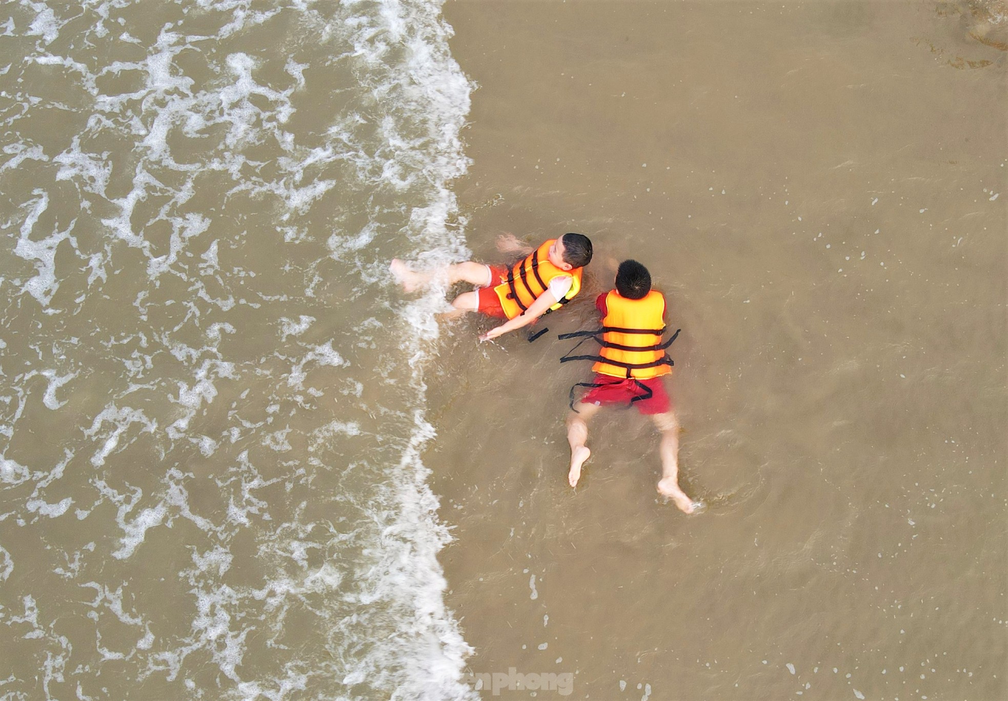 Les touristes viennent à la plage de Thien Cam pour se « rafraîchir » photo 8