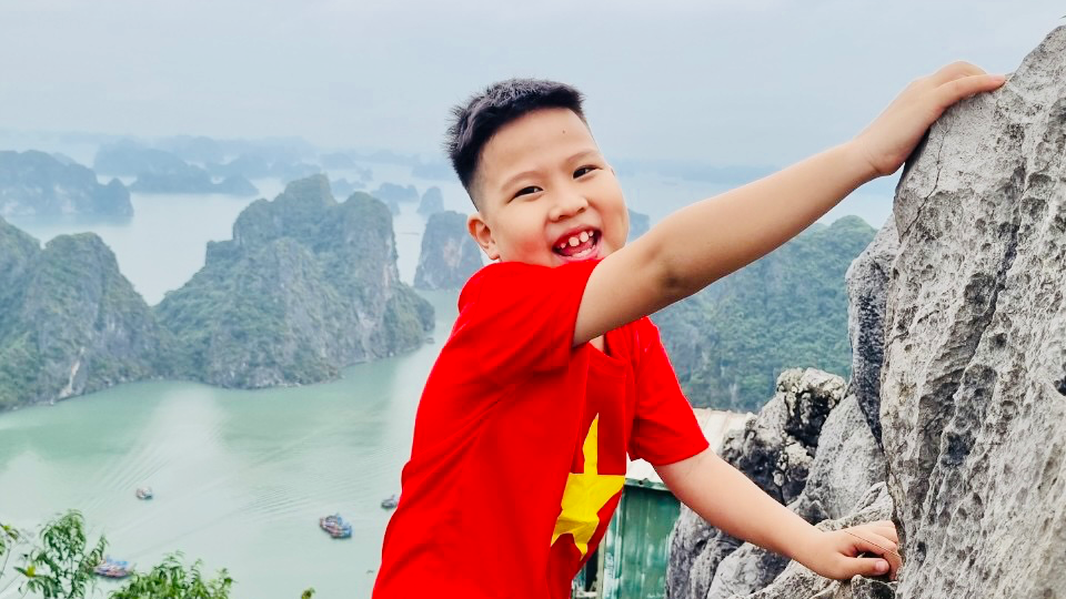 Leo núi Bài Thơ ngắm vịnh Hạ Long độc lạ nhưng nhiều rủi ro - Ảnh 11.
