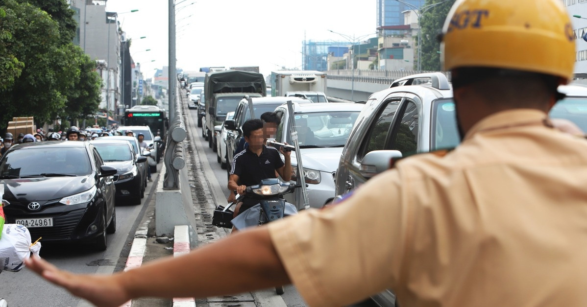 CSGT ra quân xử lý loạt xe máy 'tranh đường' ô tô đi lên Vành đai 2 trên cao