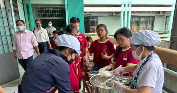 La escuela invita a los padres a la cocina para inspeccionar y comer con sus hijos.