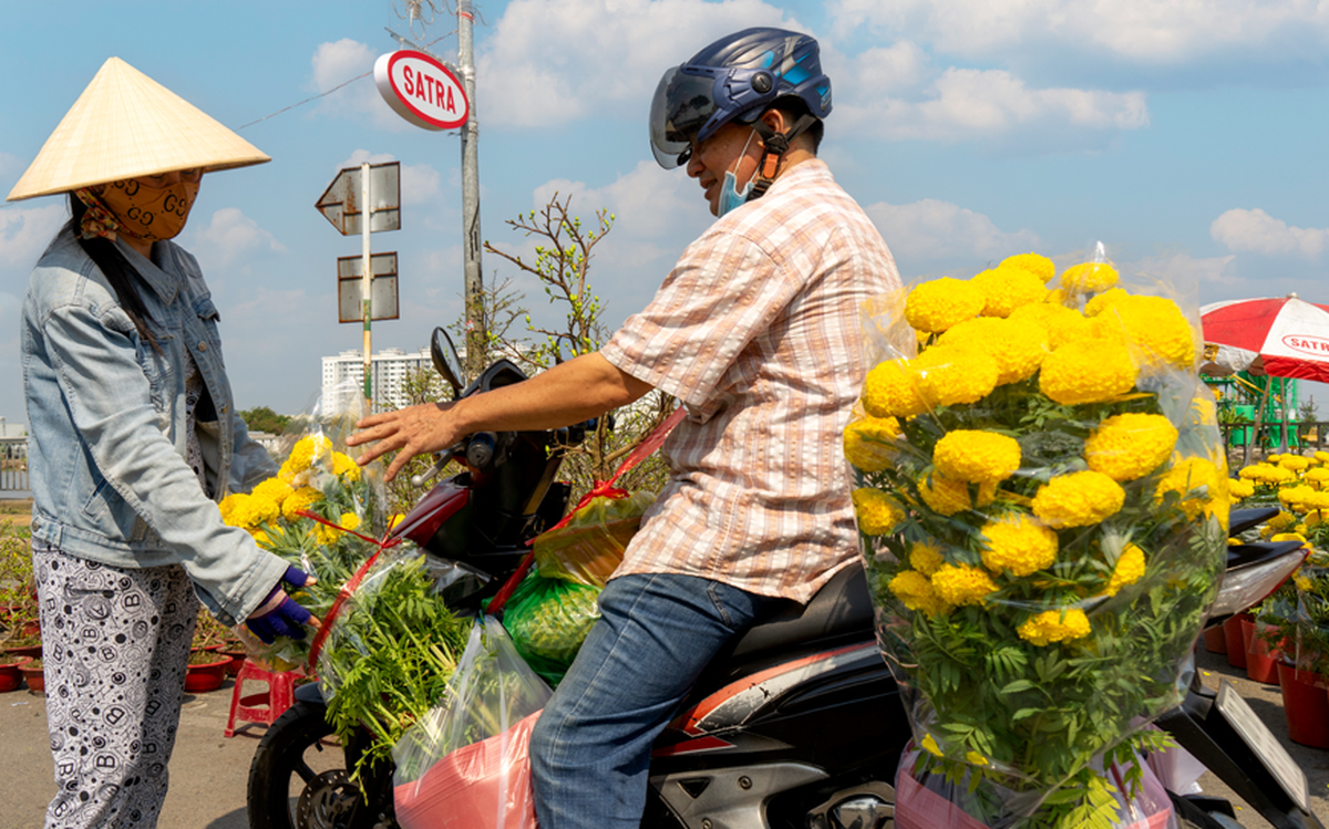 Marché aux fleurs printanières de Binh Dien : 11 ans de stands gratuits - bienvenue à l'année du serpent 2025