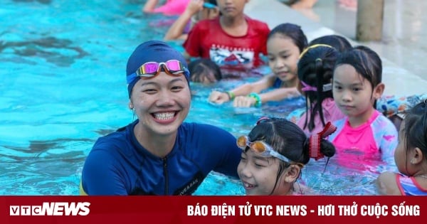 Anh Vien enseña natación gratis y se convierte en embajadora de un programa antiahogamiento para niños