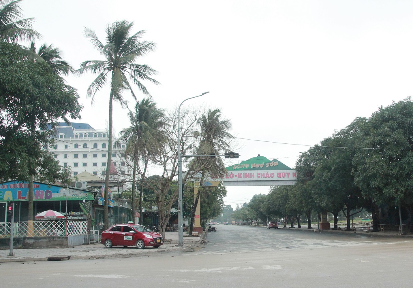 អចលនទ្រព្យ - គម្រោងនៅពីក្រោយកាលវិភាគ ធាតុសំណង់ជាច្រើនដោយគ្មានការអនុញ្ញាតនៅក្នុងទីក្រុងឆ្នេរសមុទ្រ