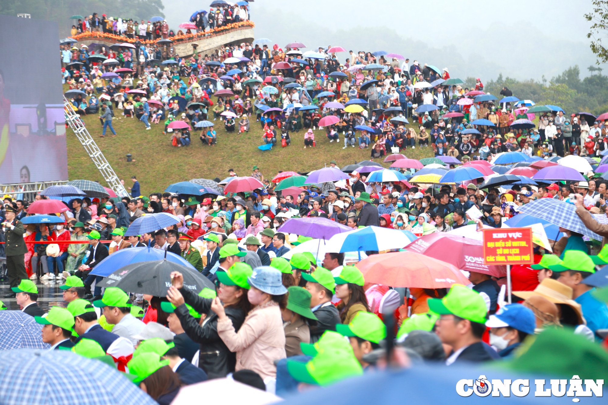 Touristen erobern die Thuong-Pagode in Tay Yen Tu, Bild 1