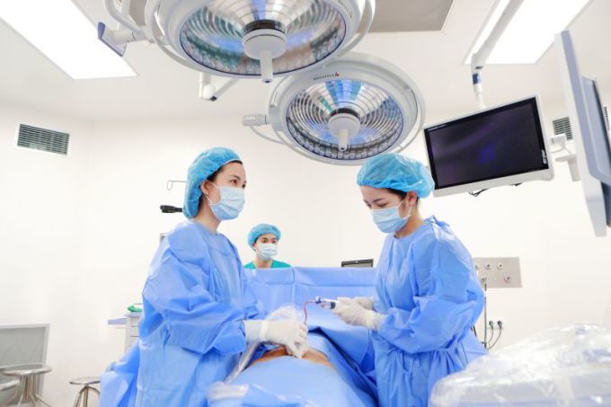 Doctor Sim intervenes for a pregnant woman at the hospital. Photo: Doctor provided