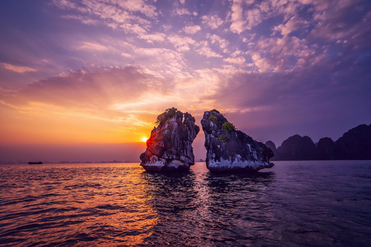 In addition to exploring nature, visitors to Ha Long Bay can also learn about history through legends such as the Rooster and Hen Islet. Photo: Shutterstock