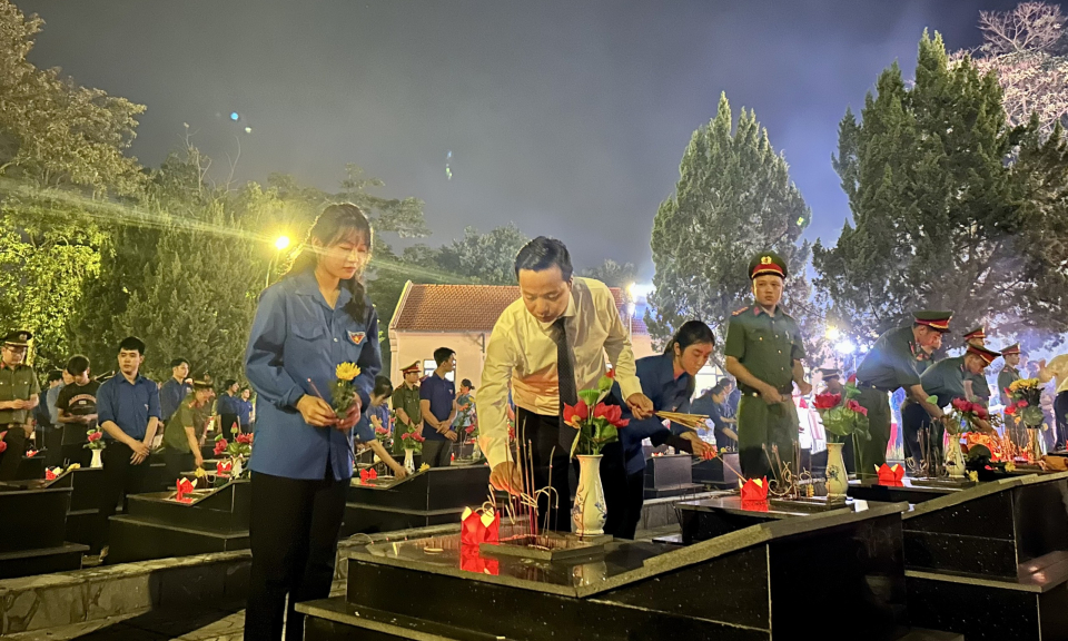 Cérémonie d'allumage de bougies en hommage aux martyrs héroïques au cimetière des martyrs de Thanh Son (ville)