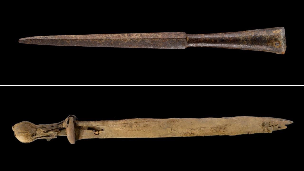 World - Four 1,900-year-old swords found in a cave in Israel (Photo 2).