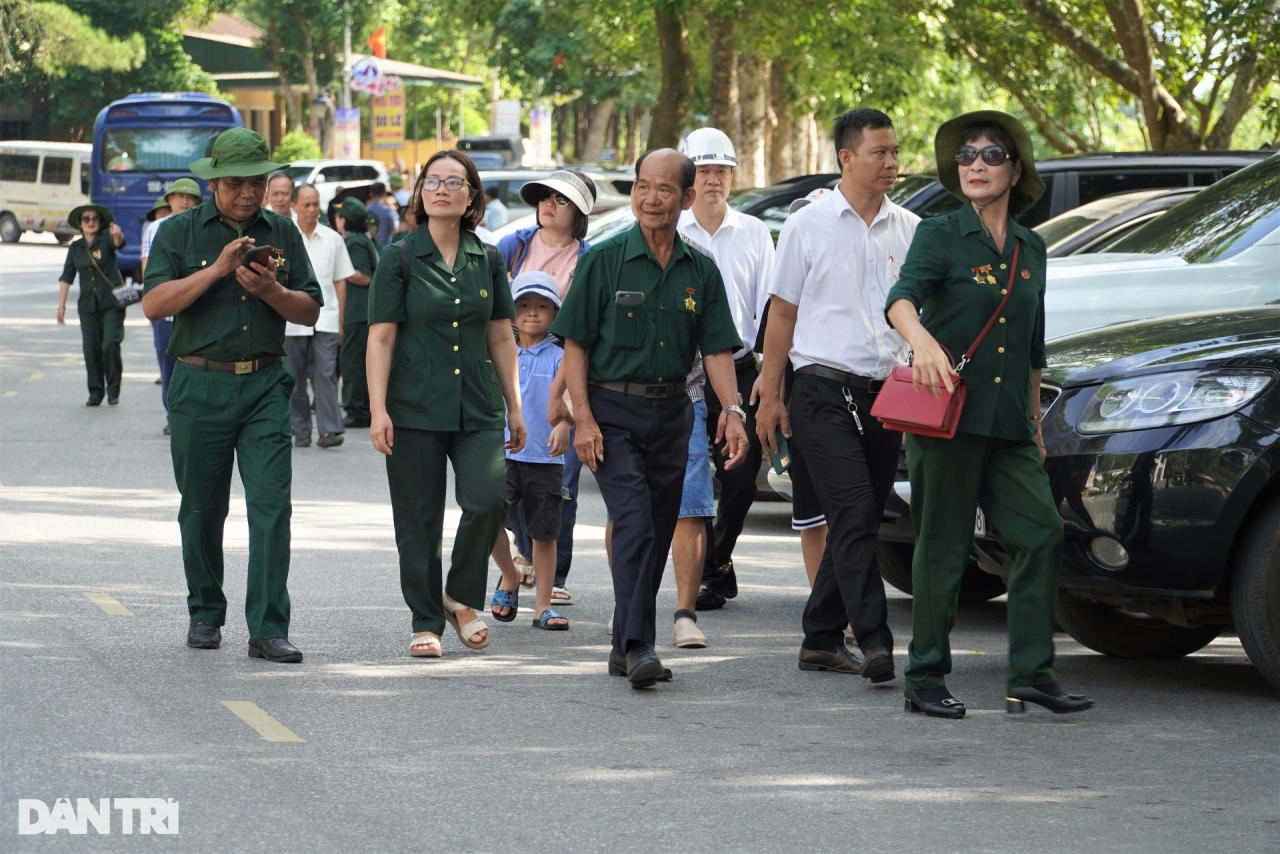 Về nơi từng một thời hố bom chồng lên hố bom - 1