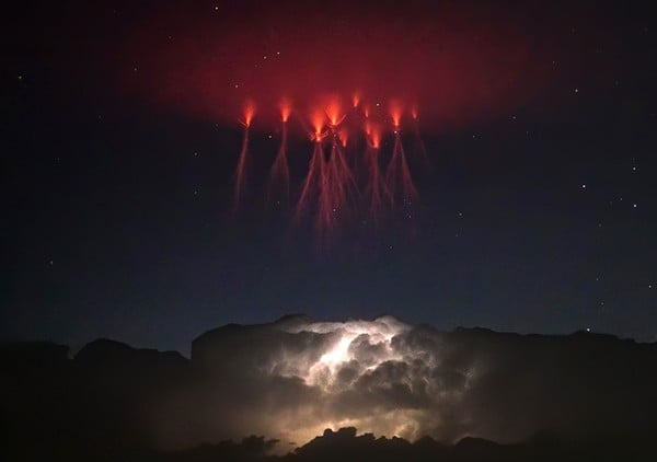 Lightning phenomenon is as beautiful as a science fiction movie