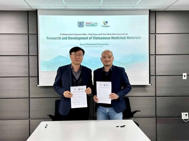 Representatives of Thai Minh Pharmaceutical and Seoul National University signed a memorandum of understanding on research and development of Vietnamese medicinal herbs.