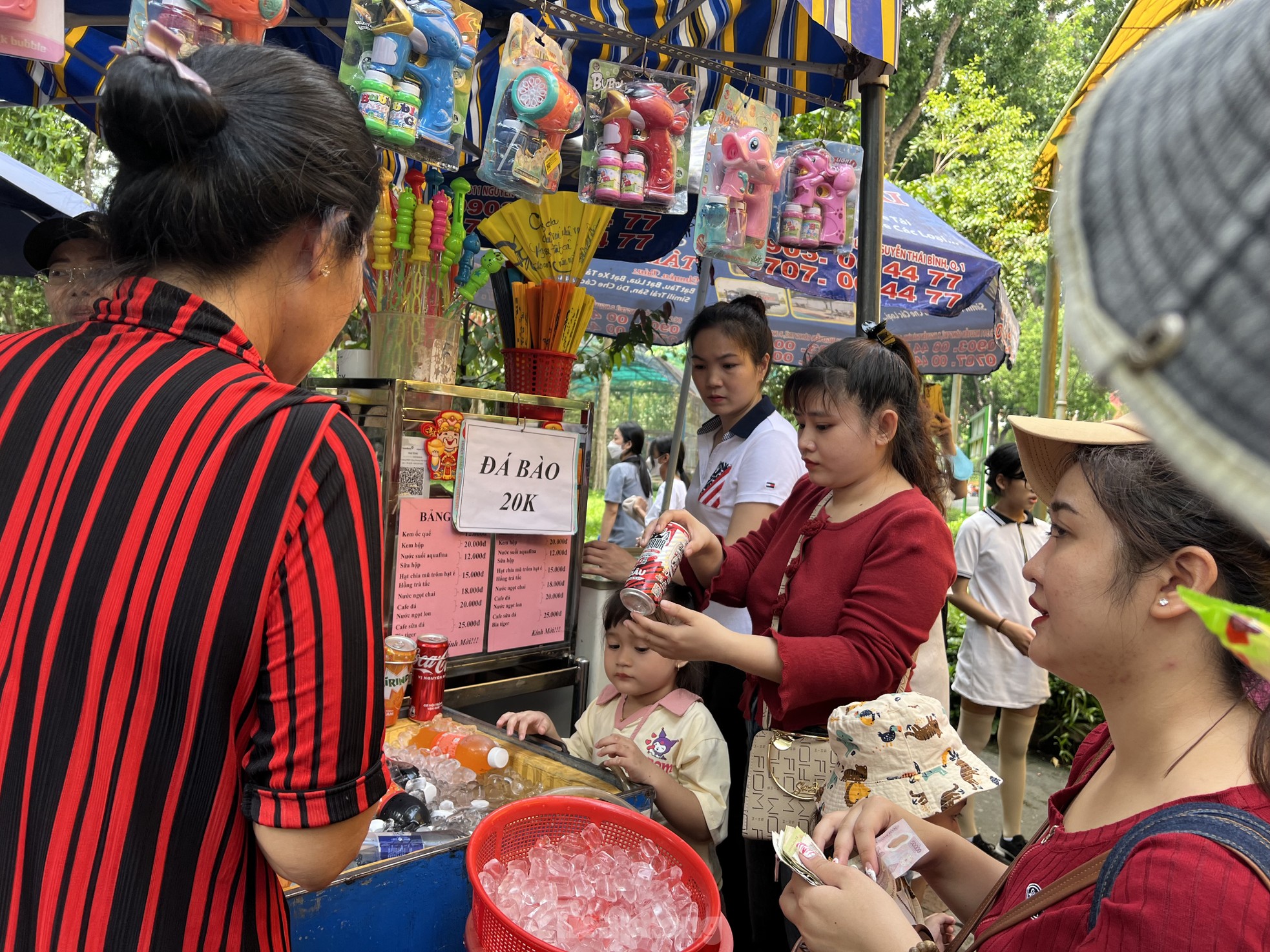 មកលេងសួនសត្វ អ្នកទេសចរភ្ញាក់ផ្អើលពេលឃើញសត្វត្រយ៉ង...ដុសធ្មេញរូបថត ១៣