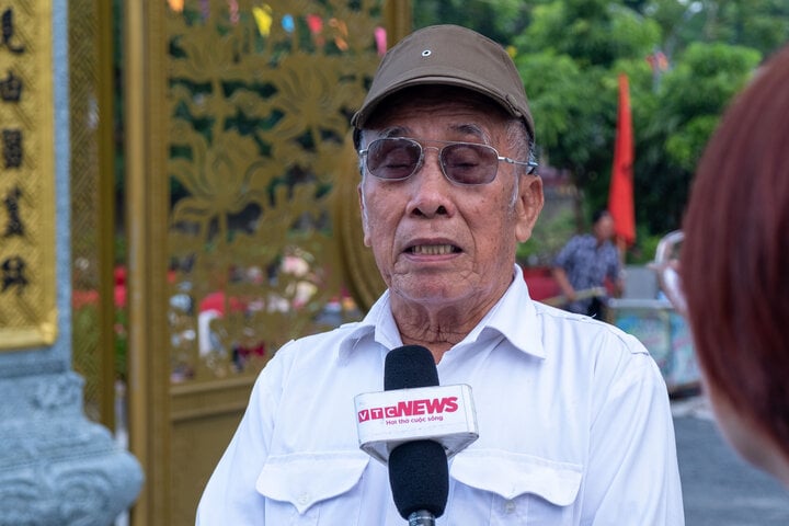 Mr. Chu Dang Tam - the original paper of Dinh Hiep Luc. (Photo: Nguyen Duc)