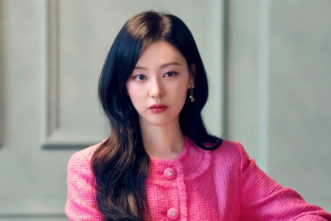Hơn 500.000 người hâm mộ xếp hàng chờ mua vé để gặp Kim Ji Won