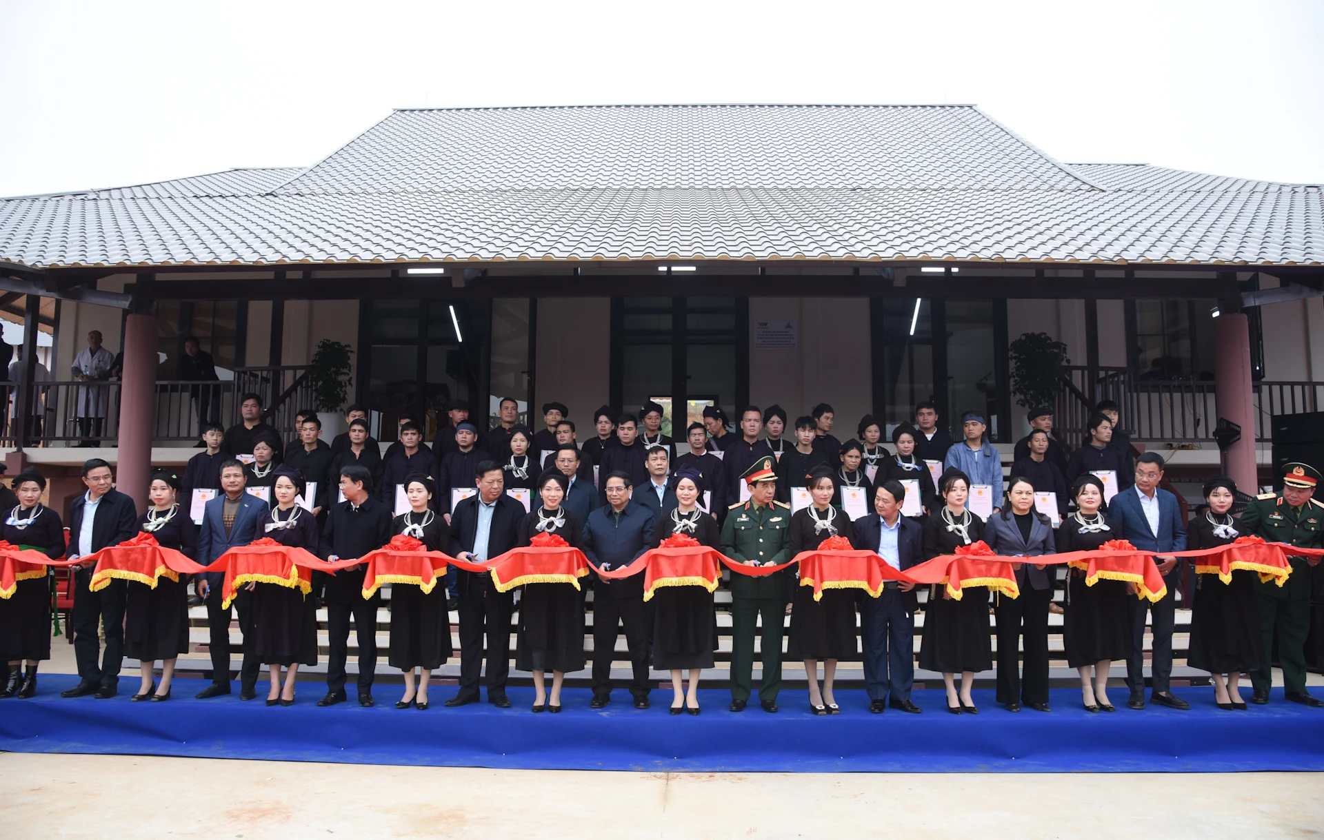 [Foto] Premierminister Pham Minh Chinh nimmt an der Einweihungszeremonie des Wiederaufbauprojekts für das Dorf Lang Nu teil. Foto 12