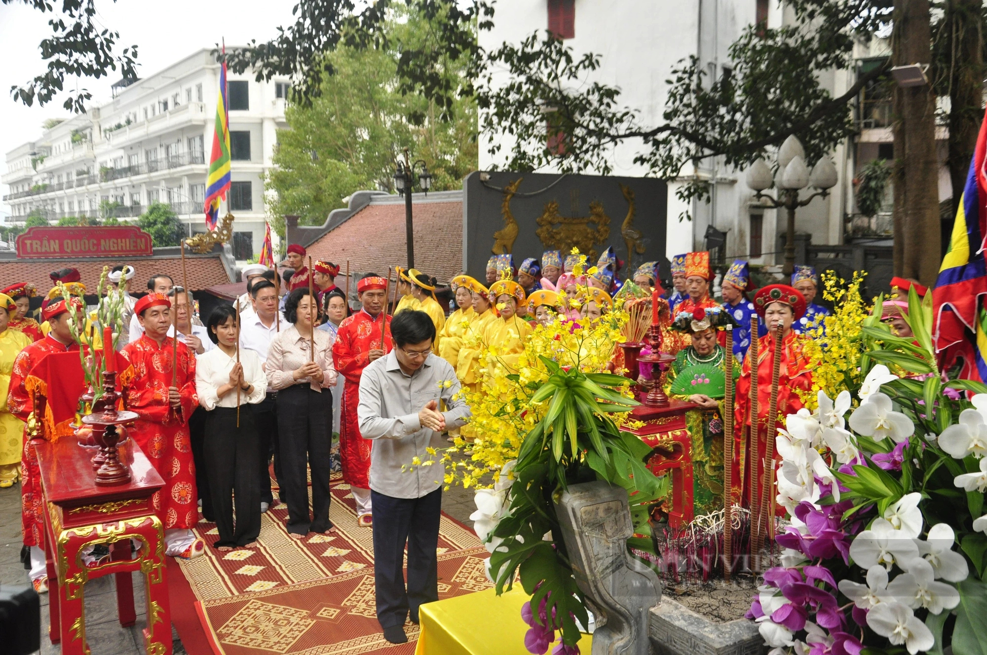 Theo chân đoàn rước Đức Ông Trần Quốc Nghiễn vi hành cung đường ngắm hoàng hôn đẹp nhất Hạ Long- Ảnh 1.