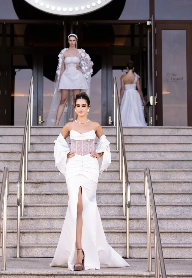 ベトナムの観客は、75 人の国際的な美人コンテストのファッション ショーに驚嘆しました - 写真 2。 Khán giả Việt trầm trồ với màn diễn thời trang của 75 hoa hậu quốc tế- Ảnh 2.