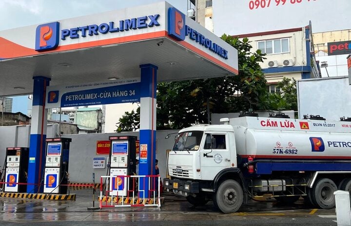 Eine Tankstelle in der Nguyen-Kiem-Straße (Bezirk Phu Nhuan) importiert Waren. (Foto: Cafebiz)