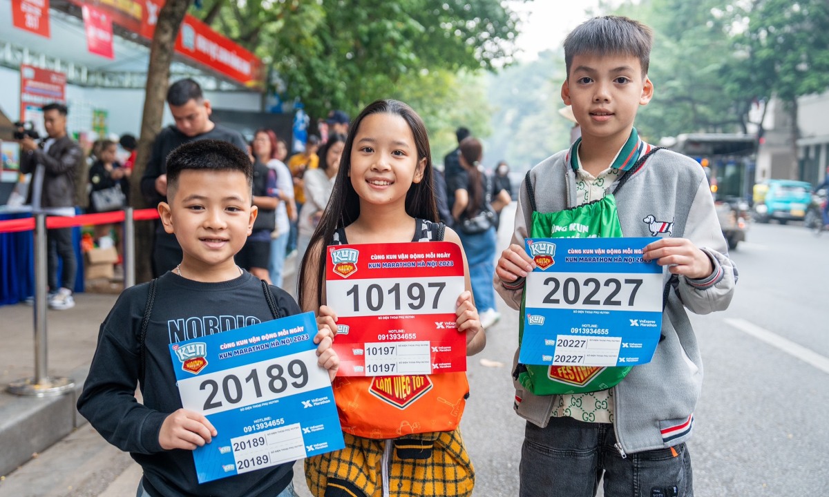 Junge Läuferin läuft 300 km, um am Kun Marathon Hanoi teilzunehmen, mit dem Ziel, die Meisterschaft zu gewinnen