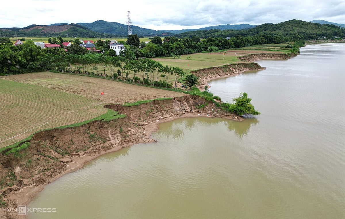 Ma River 'eats' hundreds of meters of shore