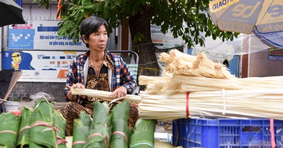 Tiểu thương bán tháo lá dong tại khu chợ một năm mở một lần ở TPHCM