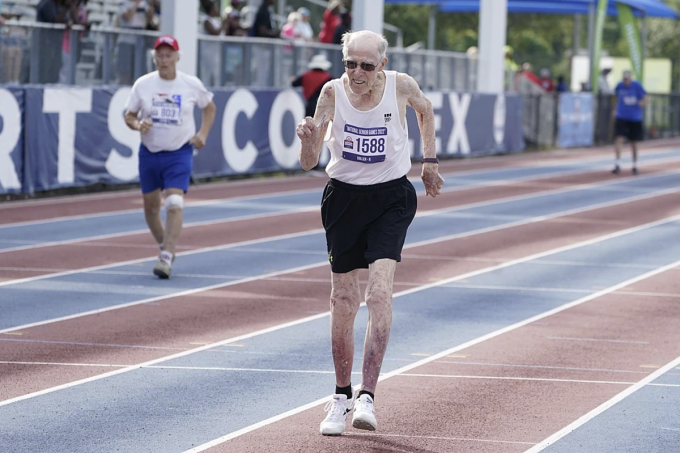 Richard Soller était le coureur le plus âgé à avoir terminé le marathon de Chicago en 2012. Photo : Insider