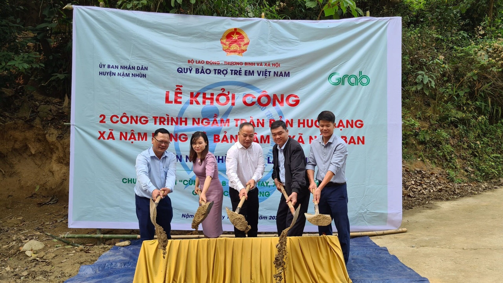 Grab triển khai xây dựng thêm hai cây cầu thuộc dự án "xây cầu đến lớp" - Ảnh 1.