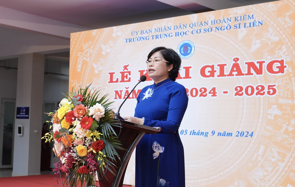 Teacher Pham Thu Ha - Party Cell Secretary, Principal of Ngo Si Lien Secondary School delivered a speech at the opening ceremony of the new school year. Photo: Hong Thai