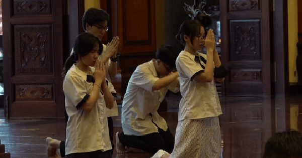 Candidates go to the temple together before the high school graduation exam