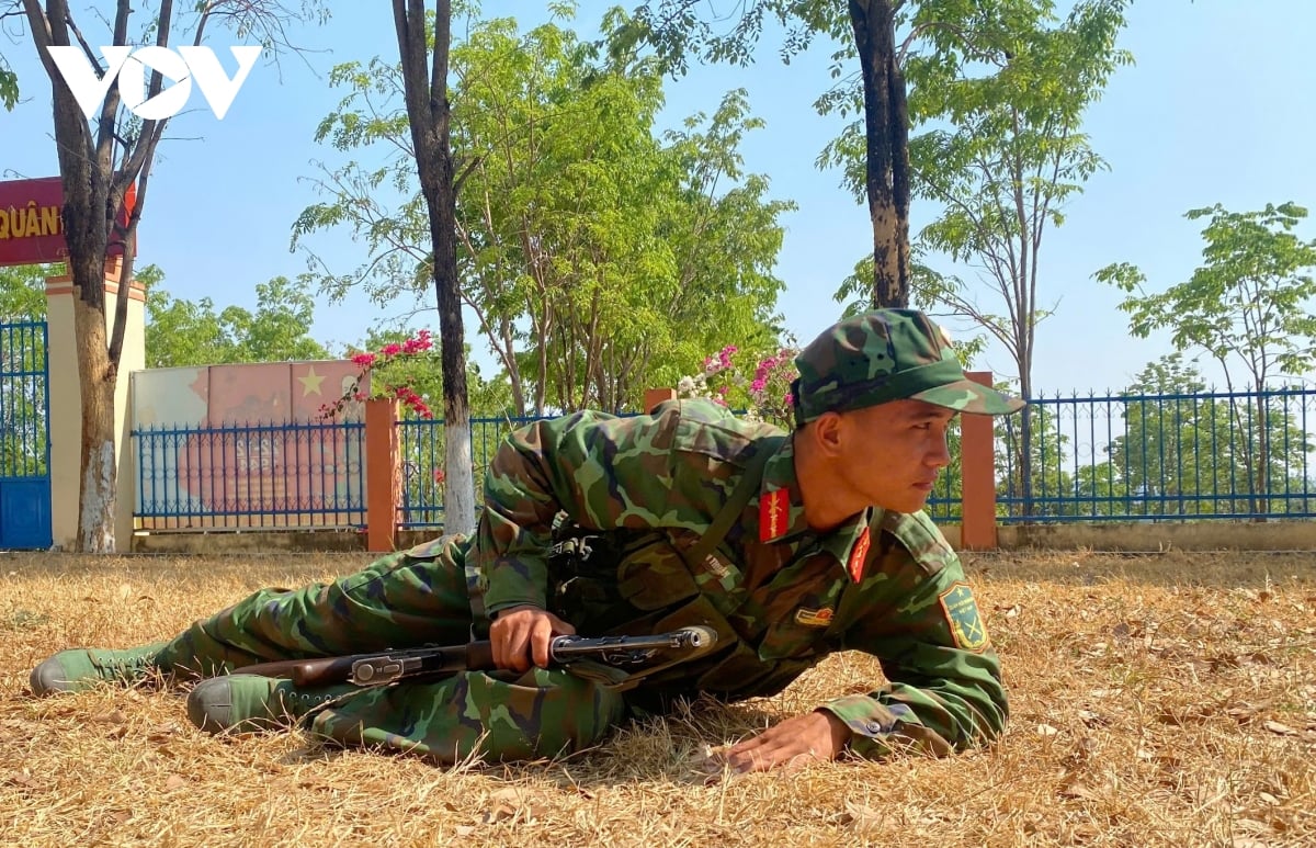 nhung dai doi bo binh thep tren bien gioi Dak lak hinh anh 2