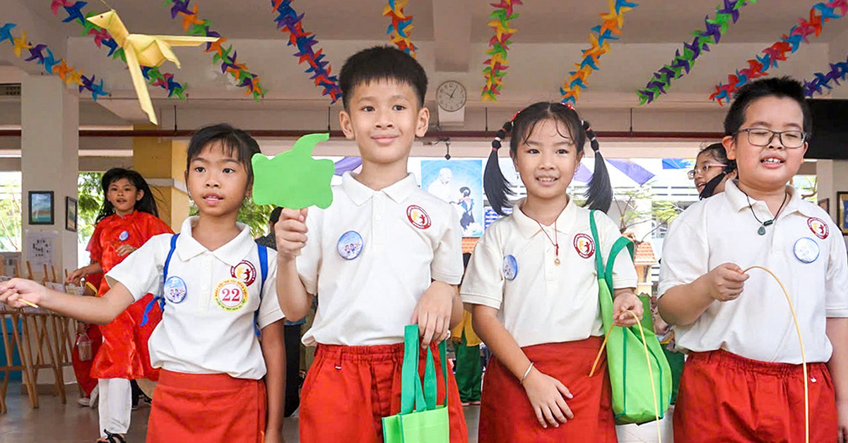 Beim Spielen mit Vietnamesen schwitzen die Schüler, haben aber trotzdem Spaß wie Tet