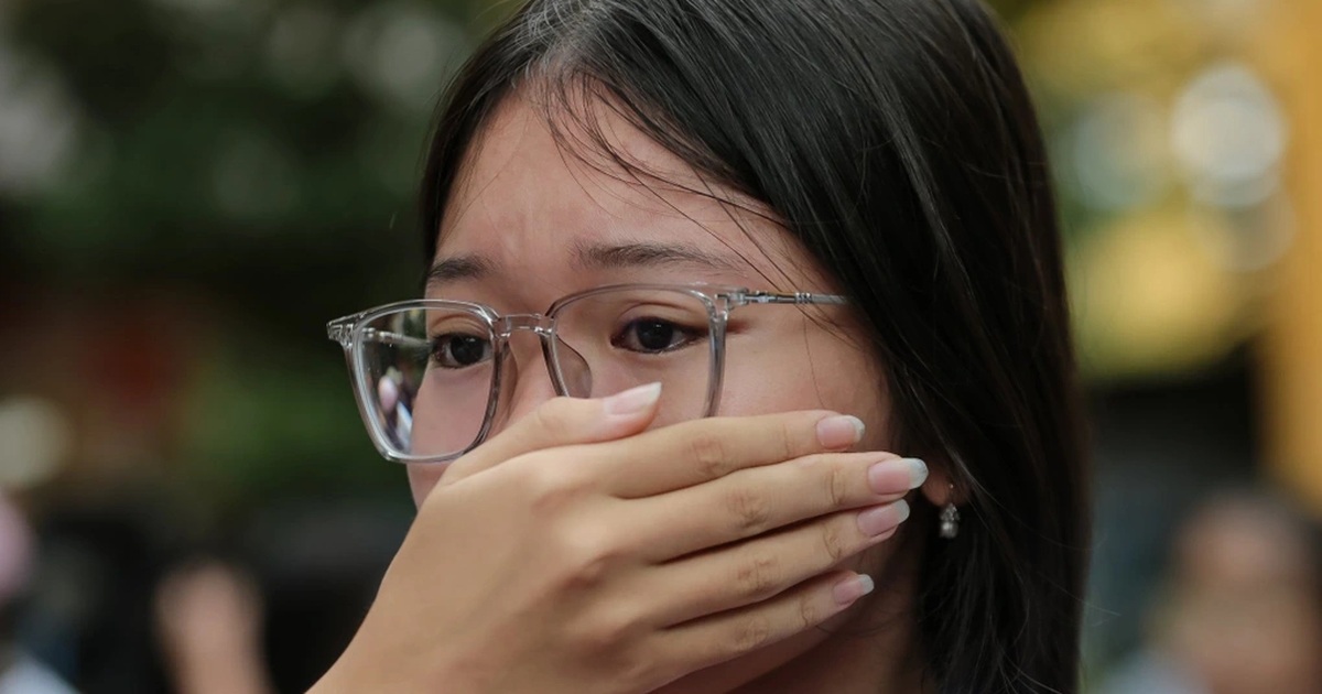 10th grade students burst into tears at the school gate and the exam questions caused controversy