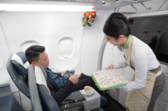 バンブー航空の客室乗務員が年初飛行で乗客に新年の贈り物を配る。写真: バンブーエアウェイズ