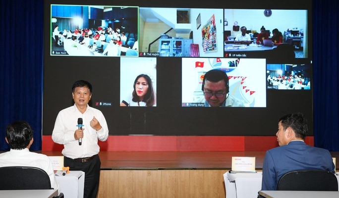 Líderes de la Asociación de Periodistas de Vietnam visitan y trabajan con el periódico Nguoi Lao Dong